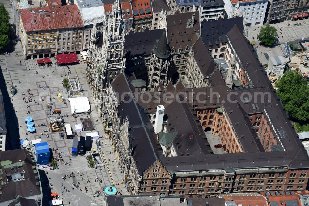 Aerial photograph München - Town Hall building of the City Council at the market downtown on place Marienplatz in the district Altstadt in Munich in the state Bavaria, Germany