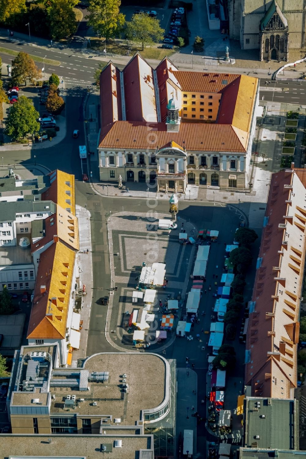 Aerial image Magdeburg - Town Hall building of the City Council at the market downtown in the district Zentrum in Magdeburg in the state Saxony-Anhalt, Germany