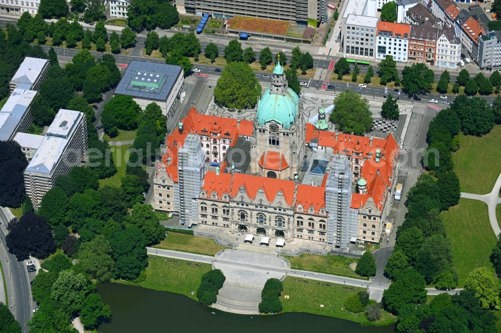 Aerial image Hannover - City hall and administration building Neues Rathaus on Trammplatz square in Hannover in the state of Lower Saxony. The building is located on the pond Maschteich in the historical city center