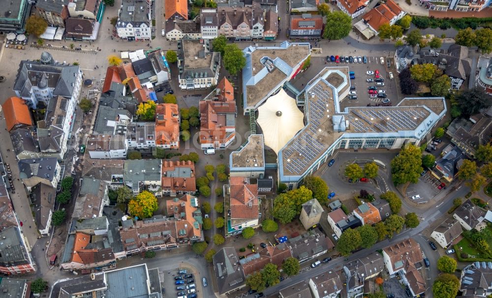 Menden (Sauerland) from the bird's eye view: Town Hall building of the city administration at Neumarkt in Menden (Sauerland) in the state North Rhine-Westphalia, Germany