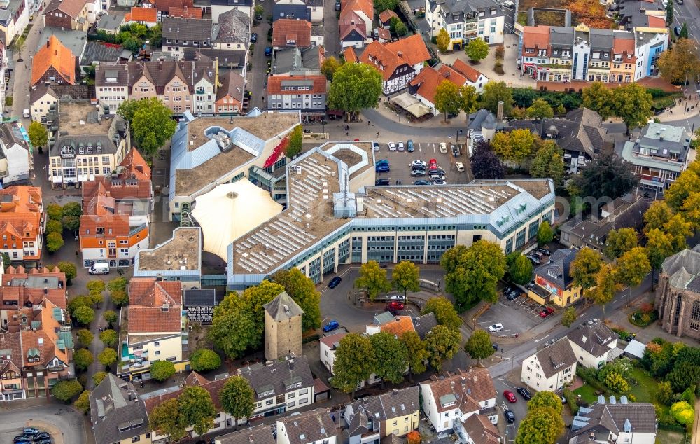 Aerial photograph Menden (Sauerland) - Town Hall building of the city administration at Neumarkt in Menden (Sauerland) in the state North Rhine-Westphalia, Germany