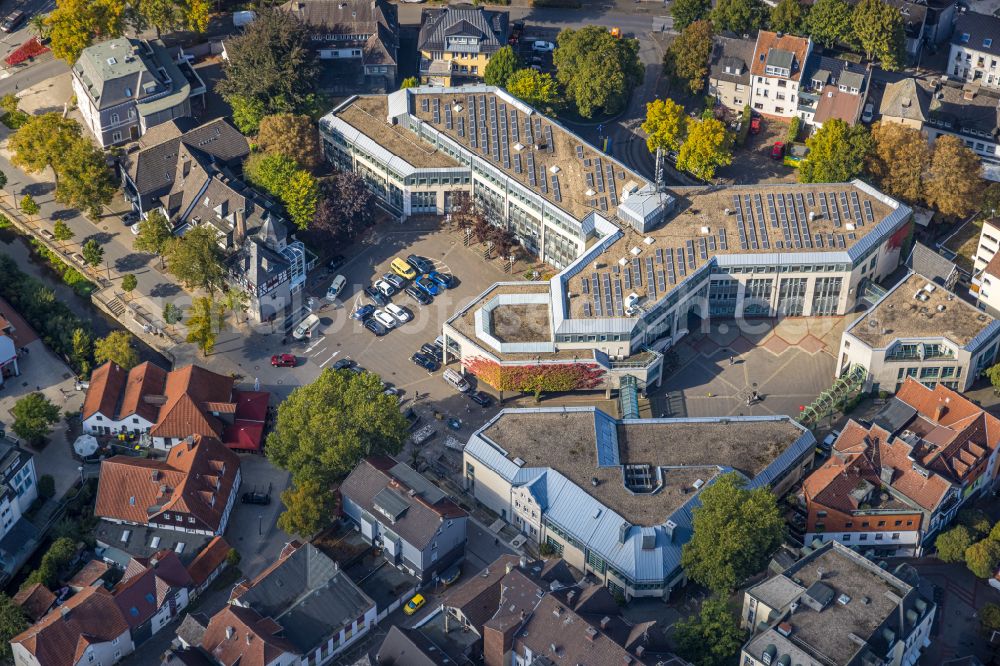 Aerial photograph Menden (Sauerland) - Town Hall building of the city administration at Neumarkt in Menden (Sauerland) in the state North Rhine-Westphalia, Germany