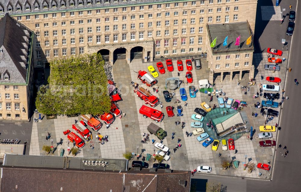 Bochum from the bird's eye view: Town Hall building of the city administration with historical vehicels on place Willi Brand in the district Bochum Mitte in Bochum in the state North Rhine-Westphalia