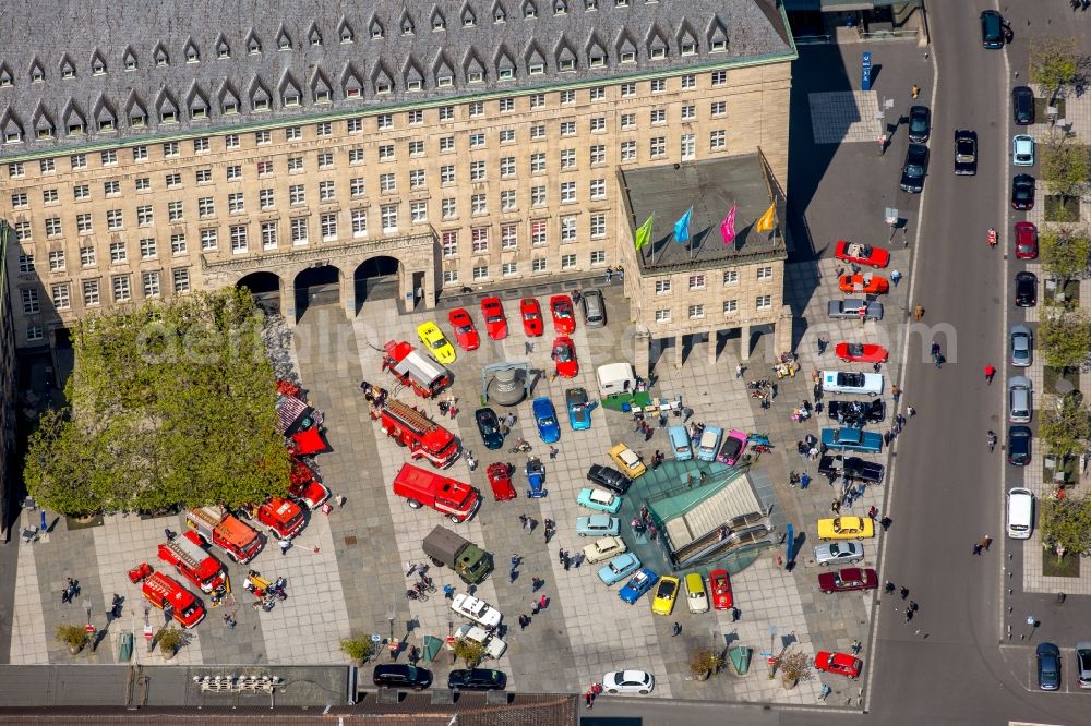 Aerial image Bochum - Town Hall building of the city administration with historical vehicels on place Willi Brand in the district Bochum Mitte in Bochum in the state North Rhine-Westphalia