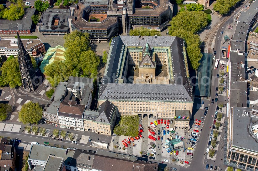 Aerial photograph Bochum - Town Hall building of the city administration with historical vehicels on place Willi Brand in the district Bochum Mitte in Bochum in the state North Rhine-Westphalia