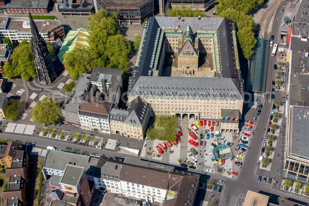 Bochum from above - Town Hall building of the city administration with historical vehicels on place Willi Brand in the district Bochum Mitte in Bochum in the state North Rhine-Westphalia