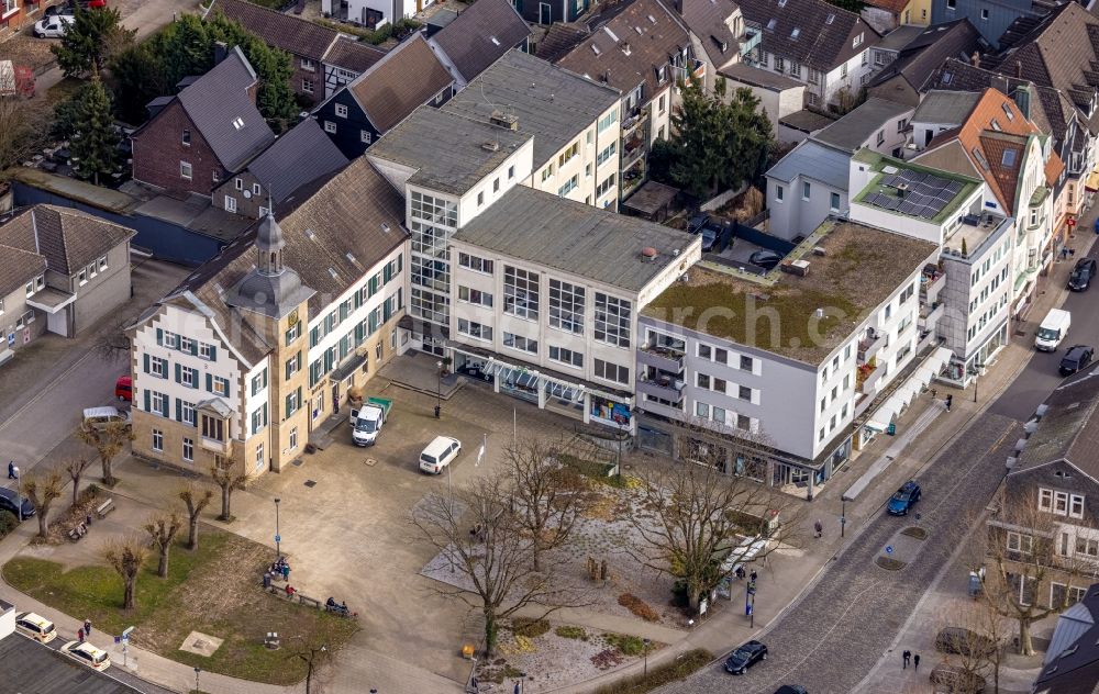 Essen from above - Town Hall building of the city administration Rathaus Kettwig on Buergermeister-Fiedler-Platz in the district Kettwig in Essen at Ruhrgebiet in the state North Rhine-Westphalia, Germany