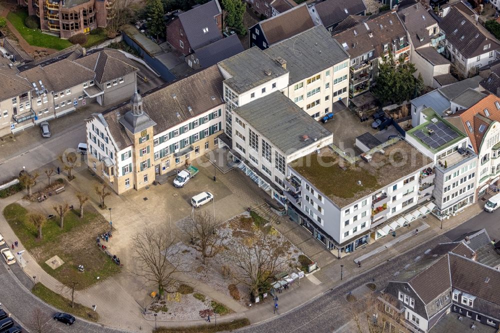 Essen from the bird's eye view: Town Hall building of the city administration Rathaus Kettwig on Buergermeister-Fiedler-Platz in the district Kettwig in Essen at Ruhrgebiet in the state North Rhine-Westphalia, Germany