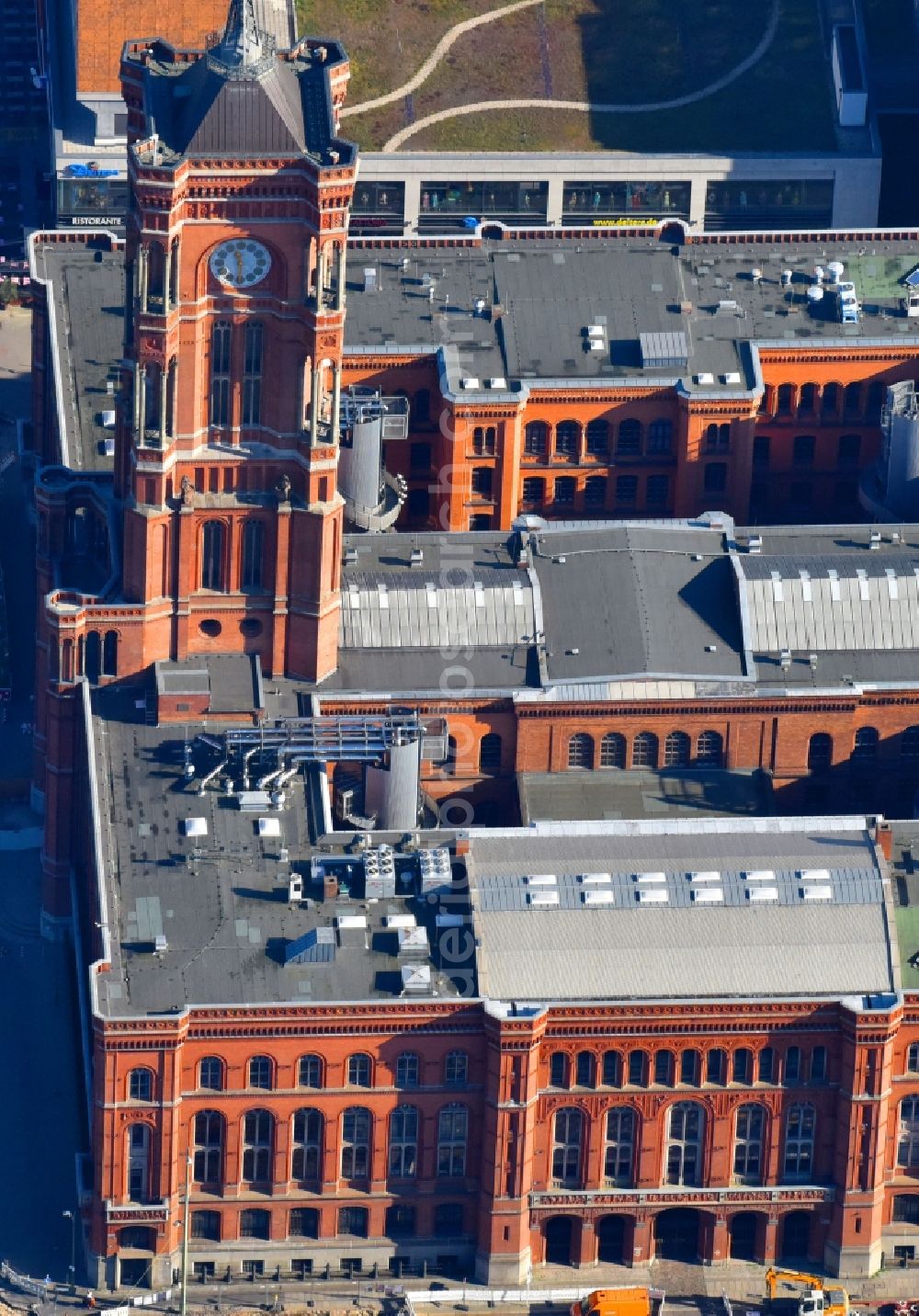 Aerial image Berlin - Town Hall building of the city administration Rotes Rathaus on Rathausstrasse in the district Mitte in Berlin, Germany