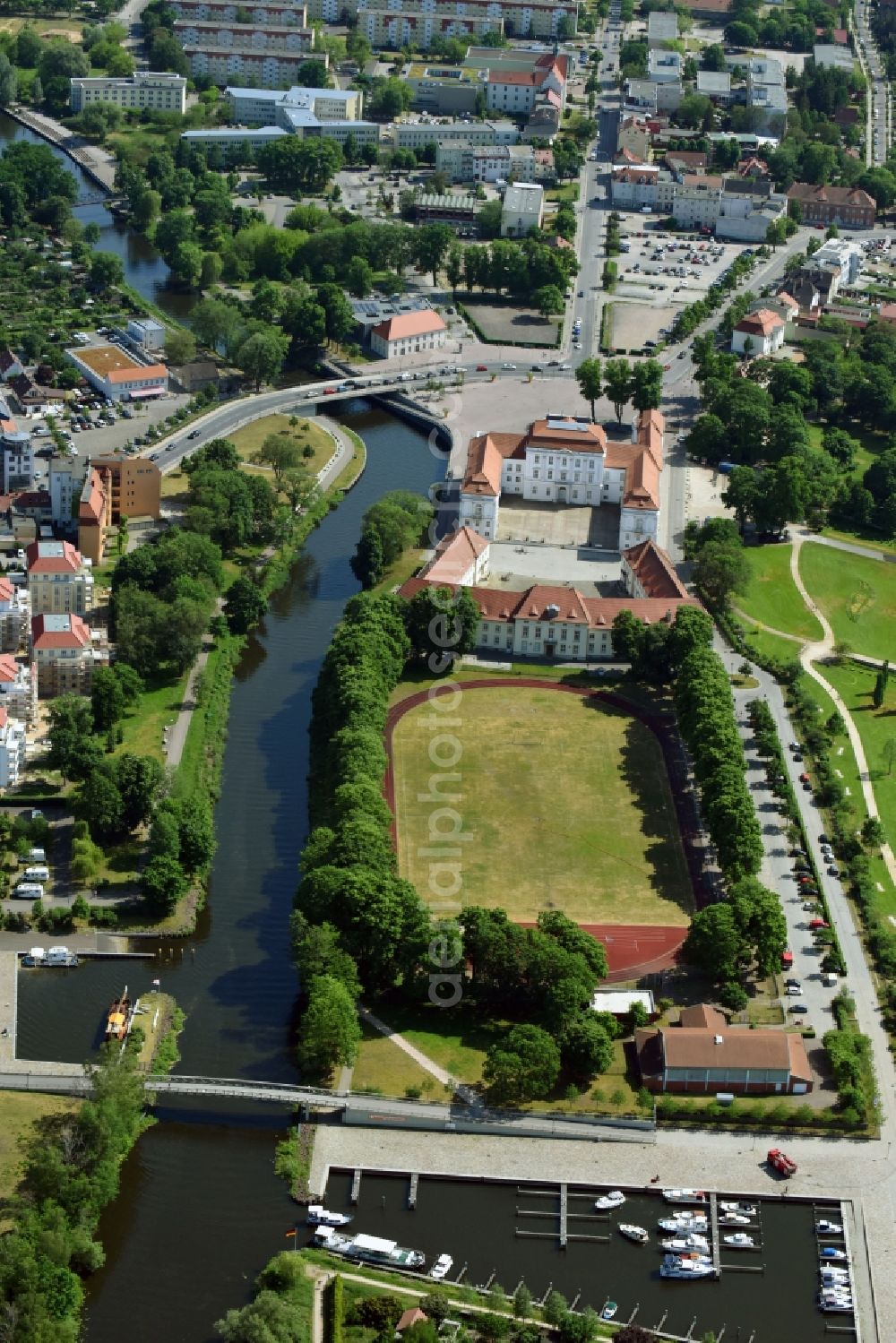 Oranienburg from the bird's eye view: Town Hall building of the city administration - Stadtverwaltung Oranienburg on Schlossplatz in Oranienburg in the state Brandenburg, Germany