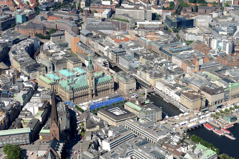 Aerial photograph Hamburg - Town Hall building of the city administration am Ufer der Kleinen Alster in Hamburg in Hamburg, Germany