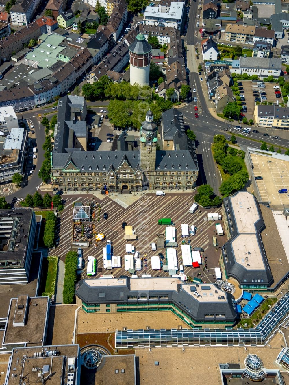 Aerial image Remscheid - Town Hall building of the city administration and of Wasserturm on Theodor-Heuss-Platz - Hochstrasse in Remscheid in the state North Rhine-Westphalia, Germany