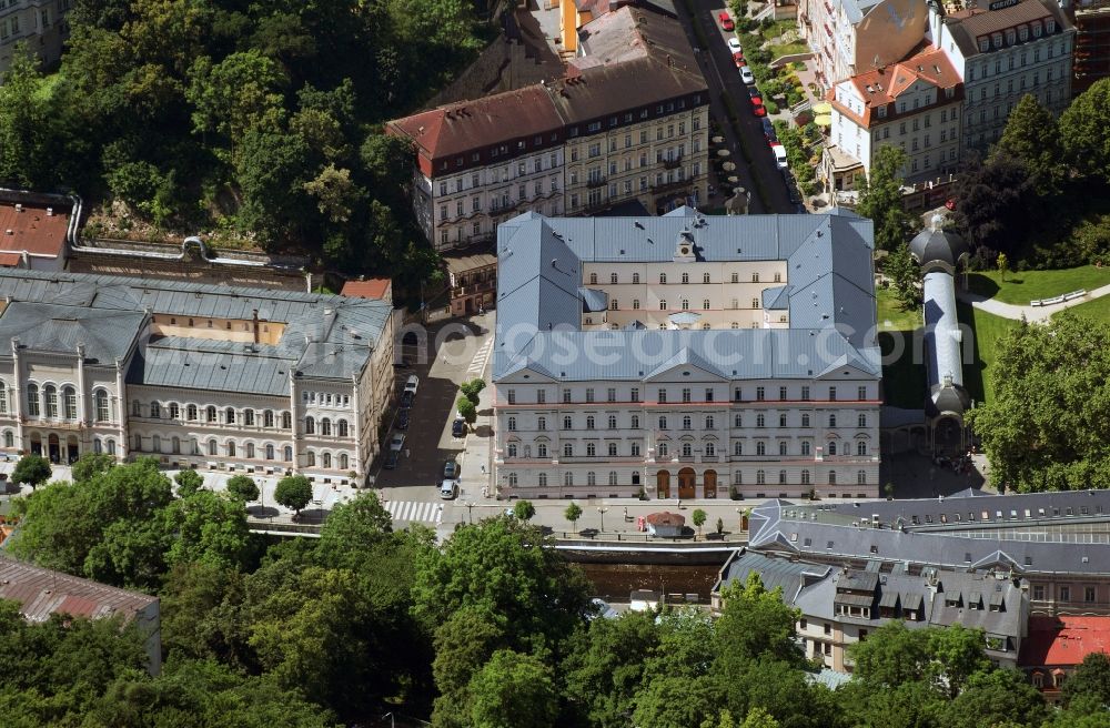 Aerial photograph Karlsbad - Blick auf das Gebäude der Stadtverwaltung am Stadtpark in Karlsbad ( Karlovy Vary ) in Tschechien. Karlsbad gehört zu den berühmtesten und traditionsreichsten Kurorten der Welt. Building of city administration in the city park in Carlsbad (Karlovy Vary) in the Czech Republic.