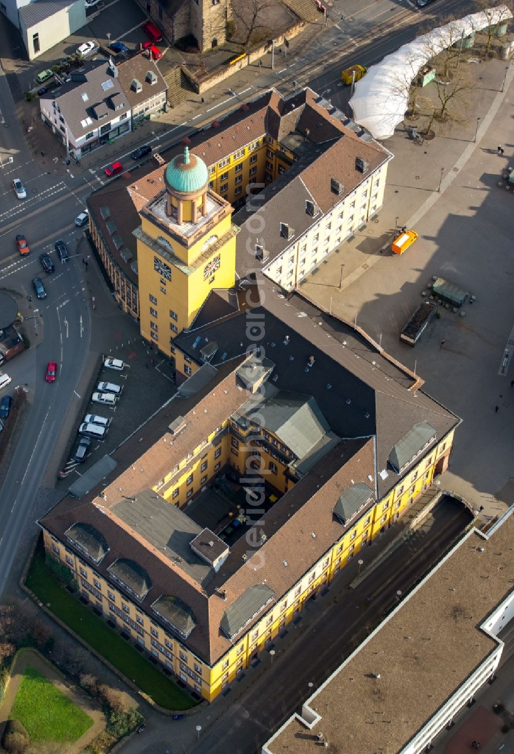 Witten from the bird's eye view: Town Hall building of the city administration in Witten in the state of North Rhine-Westphalia. The yellow building with its tower is located in the historic town center of Witten