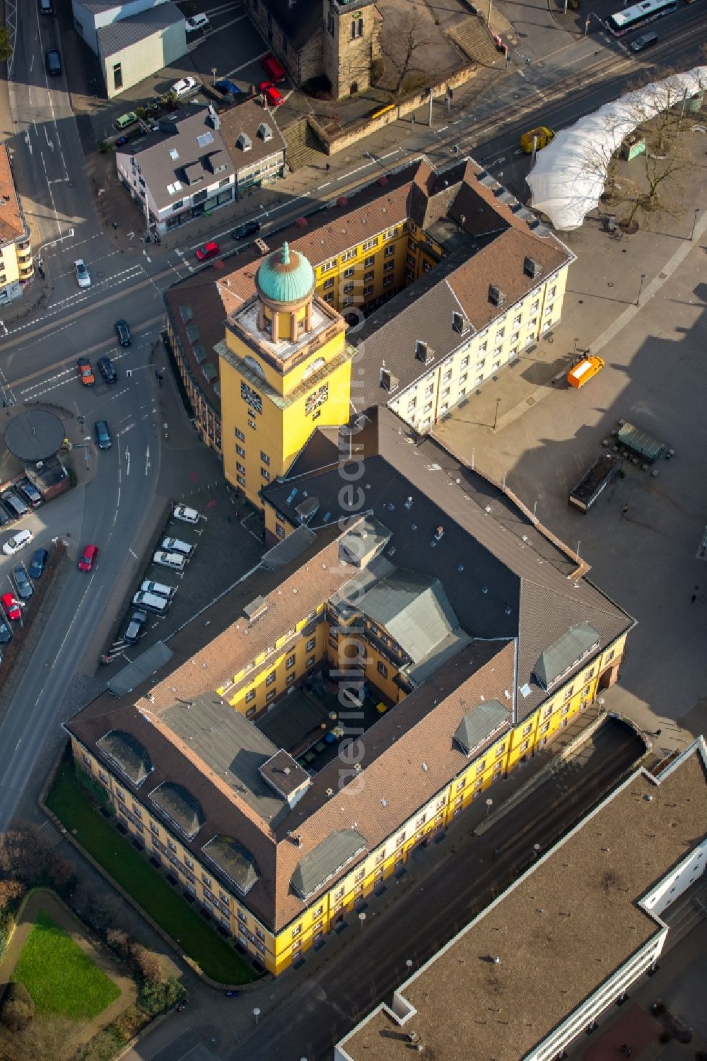 Aerial image Witten - Town Hall building of the city administration in Witten in the state of North Rhine-Westphalia. The yellow building with its tower is located in the historic town center of Witten