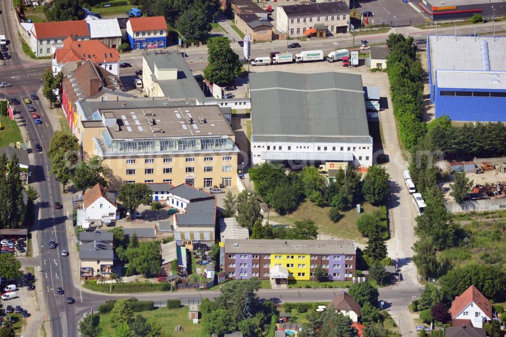 Berlin from the bird's eye view: Buildings and streets at the corner of Alt-Kaulsdorf road and Chemnitzer Street in the Kaulsdorf part of the district of Marzahn - Hellersdorf in Berlin in the state of Brandenburg. Apart from several stores, shops, companies and supermarkets, there are also several single and multi unit homes. These form - together with those in the neighbouring parts Biesdorf and Mahlsdorf - Berlin's biggest joined area of single and dual family homes. View of a multi unit home, the pet store Fressnapf and the specialist store Müller's fisherman's market