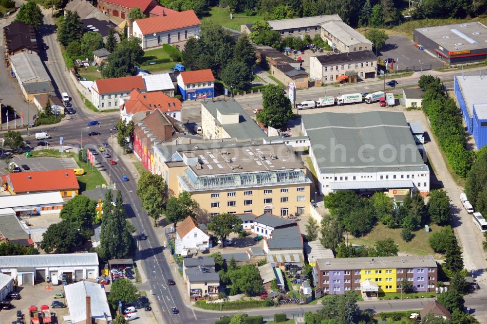 Berlin from the bird's eye view: Buildings and streets at the corner of Alt-Kaulsdorf road and Chemnitzer Street in the Kaulsdorf part of the district of Marzahn - Hellersdorf in Berlin in the state of Brandenburg. Apart from several stores, shops, companies and supermarkets, there are also several single and multi unit homes. These form - together with those in the neighbouring parts Biesdorf and Mahlsdorf - Berlin's biggest joined area of single and dual family homes. View of a multi unit home, the pet store Fressnapf and the specialist store Müller's fisherman's market