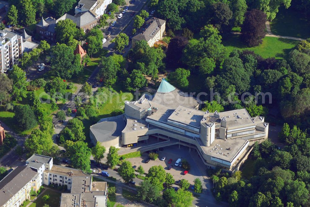 Berlin from the bird's eye view: Nebengebäude im Schlosspark Lichterfelde. Gebäude Technische Hygiene auf dem Charité Campus Benjamin Franklin in Berlin-Lichterfelde. Die Hauptaufgabe liegt in der hygienischen Betreuung der Zahnklinik Süd und Nord und in der Forschung. Adresse: Hindenburgerdamm 27 / Krahmerstrasse 1, 12203 Berlin, Leiterin: Univ.-Prof. Dr. rer. nat. Heike Martiny, Tel. 030 8445 3614, Fax 030 8445 4490, E-Mail: heike.martiny@charite.de