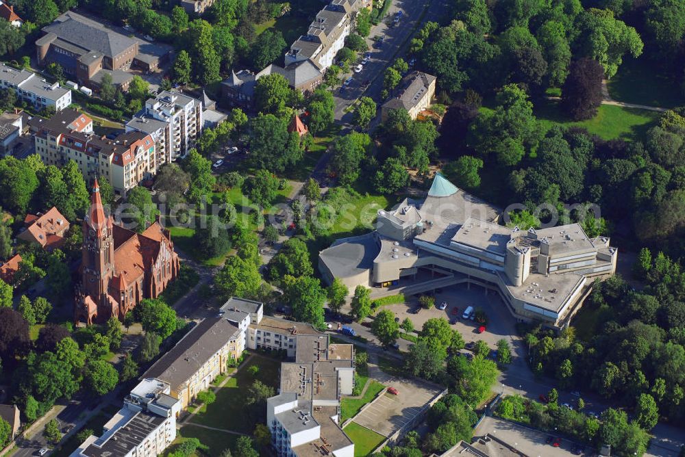 Aerial image Berlin - Nebengebäude im Schlosspark Lichterfelde. Gebäude Technische Hygiene auf dem Charité Campus Benjamin Franklin in Berlin-Lichterfelde. Die Hauptaufgabe liegt in der hygienischen Betreuung der Zahnklinik Süd und Nord und in der Forschung. Adresse: Hindenburgerdamm 27 / Krahmerstrasse 1, 12203 Berlin, Leiterin: Univ.-Prof. Dr. rer. nat. Heike Martiny, Tel. 030 8445 3614, Fax 030 8445 4490, E-Mail: heike.martiny@charite.de