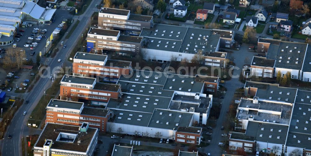 Berlin from above - Building of the companies HVB High vacuum coating, Schlau craftsman market Rainer Siebert GmbH and the engineering company for work, fire and health care in the Landsberger Street in Berlin