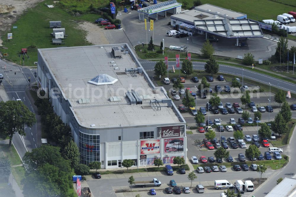 Bernau from the bird's eye view: Look at the bearing and selling store of Wohnarama. The fitness and health club VitaSpa has a facility in the same building