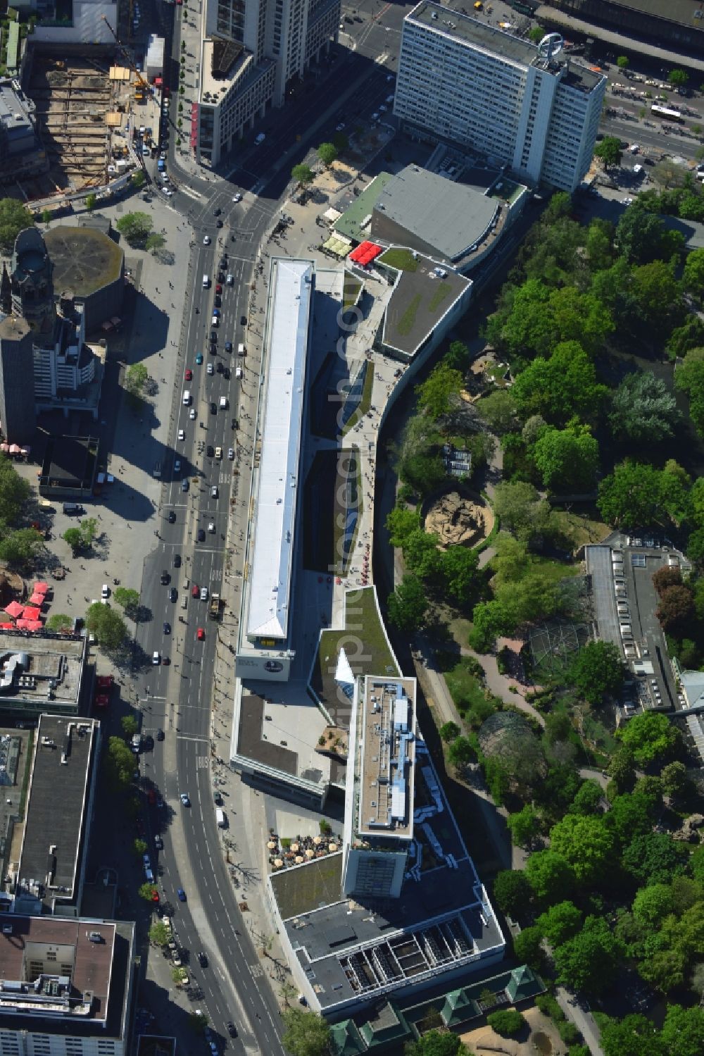 Aerial photograph Berlin - Partial view of the city at the City West Breitscheidplatz with the Kudammm in Berlin - Charlottenburg. With the overview of the city area between the high-rise Europa Center, Zoofenster, building ensemble Bikini - house opposite the ruins of the Kaiser Wilhelm Memorial Church