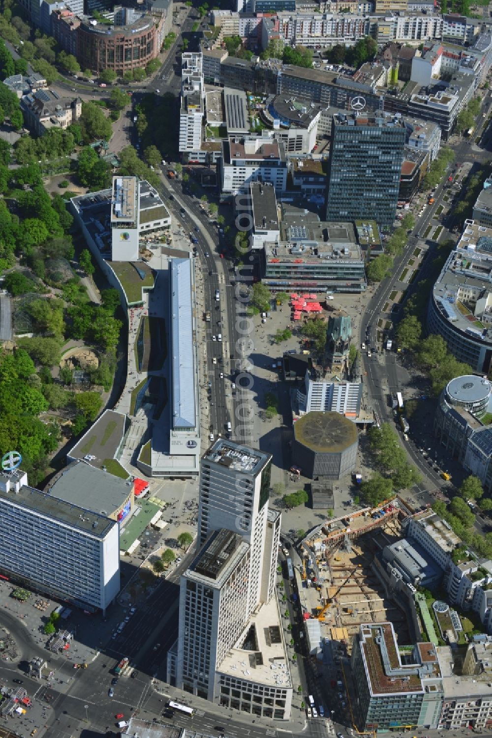 Aerial photograph Berlin - Partial view of the city at the City West Breitscheidplatz with the Kudammm in Berlin - Charlottenburg. With the overview of the city area between the high-rise Europa Center, Zoofenster, building ensemble Bikini - house opposite the ruins of the Kaiser Wilhelm Memorial Church