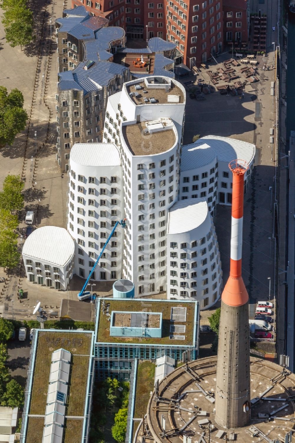 Düsseldorf from the bird's eye view: View of the office buildings Gehry Bauten in the Medienhafen Düsseldorf in the state North Rhine-Westphalia. In the foreground is the Rheinturm