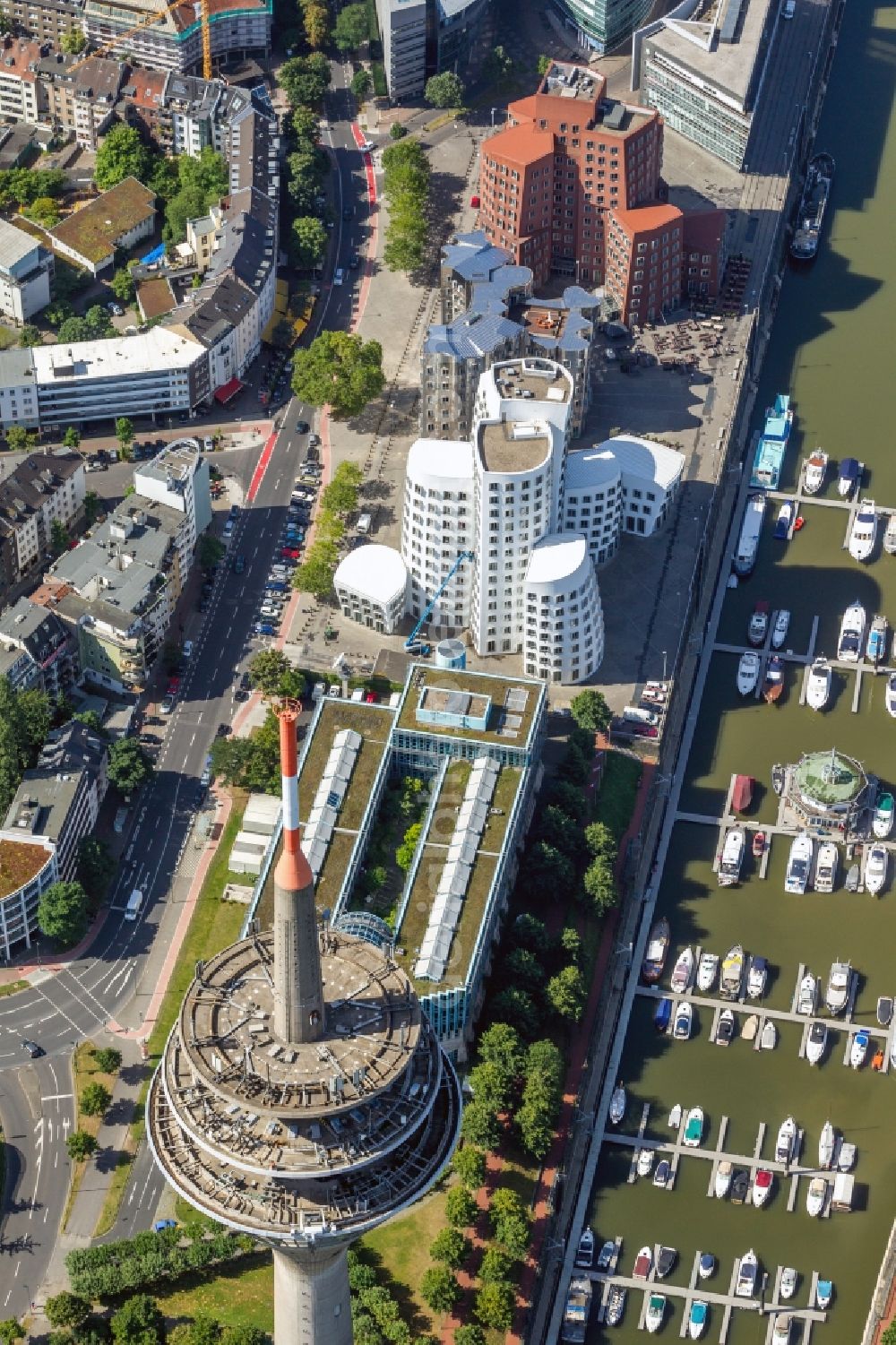 Aerial image Düsseldorf - View of the office buildings Gehry Bauten in the Medienhafen Düsseldorf in the state North Rhine-Westphalia. In the foreground is the Rheinturm