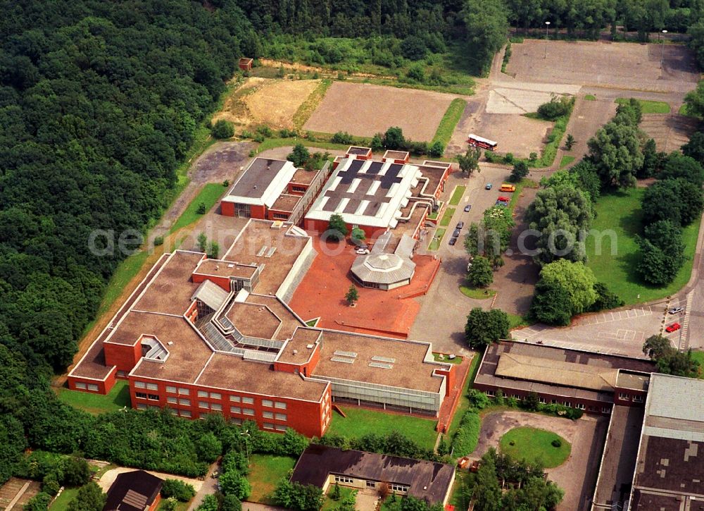 Aerial photograph Bergkamen - Building complex of the Vocational School Bergberufsschule Ost, der heutigen TUeV NORD College GmbH - Berufskolleg Ost am Kleiweg in Bergkamen in the state North Rhine-Westphalia