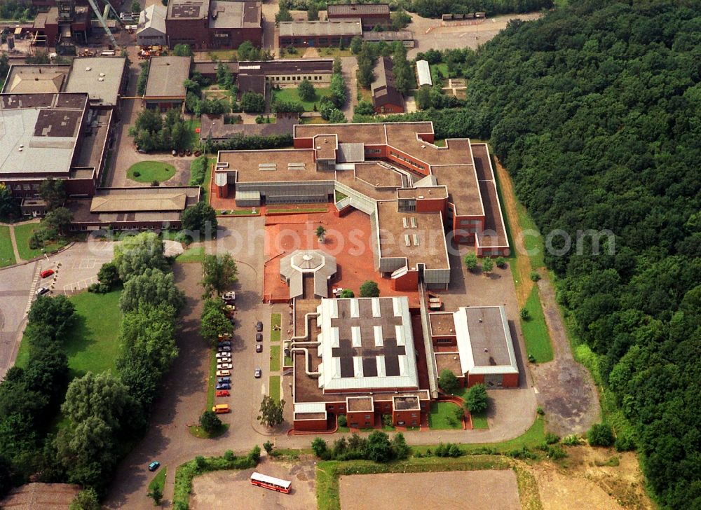 Bergkamen from above - Building complex of the Vocational School Bergberufsschule Ost, der heutigen TUeV NORD College GmbH - Berufskolleg Ost am Kleiweg in Bergkamen in the state North Rhine-Westphalia