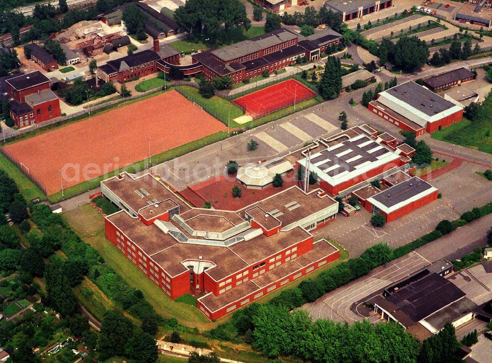 Bergkamen from the bird's eye view: Building complex of the Vocational School Bergberufsschule Ost, der heutigen TUeV NORD College GmbH - Berufskolleg Ost am Kleiweg in Bergkamen in the state North Rhine-Westphalia