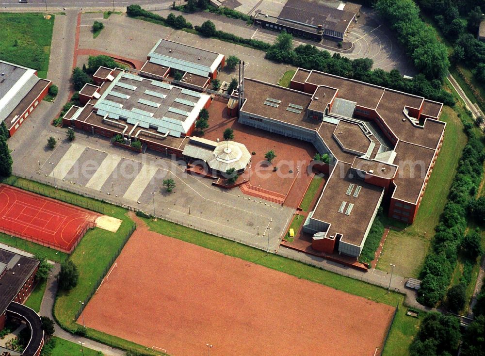 Aerial image Bergkamen - Building complex of the Vocational School Bergberufsschule Ost, der heutigen TUeV NORD College GmbH - Berufskolleg Ost am Kleiweg in Bergkamen in the state North Rhine-Westphalia