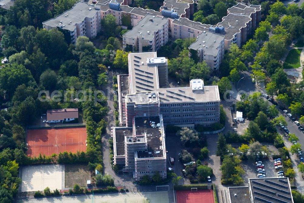 Aerial photograph Berlin - Building complex of the Vocational School Louise-Schroeder-Schule a?? Oberstufenzentrum Buerowirtschaft and Verwaltung on Lippstaedter Strasse in the district Steglitz in Berlin, Germany