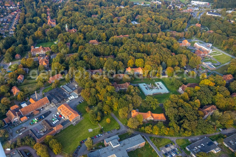 Aerial photograph Bedburg-Hau - Building complex of the vocational school LVR-Paul-Moor-Schule a school for patients and sick children at the street Suedlicher Rundweg in Bedburg-Hau in the state of North Rhine-Westphalia, Germany