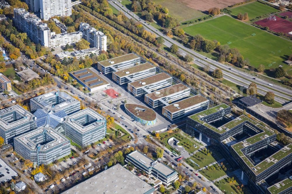 Aerial image München - Building complex of the Vocational School Staedtische Berufsschule fuer Steuern und fuer Medienberufe on Riesstrasse in the district Moosach in Munich in the state Bavaria, Germany