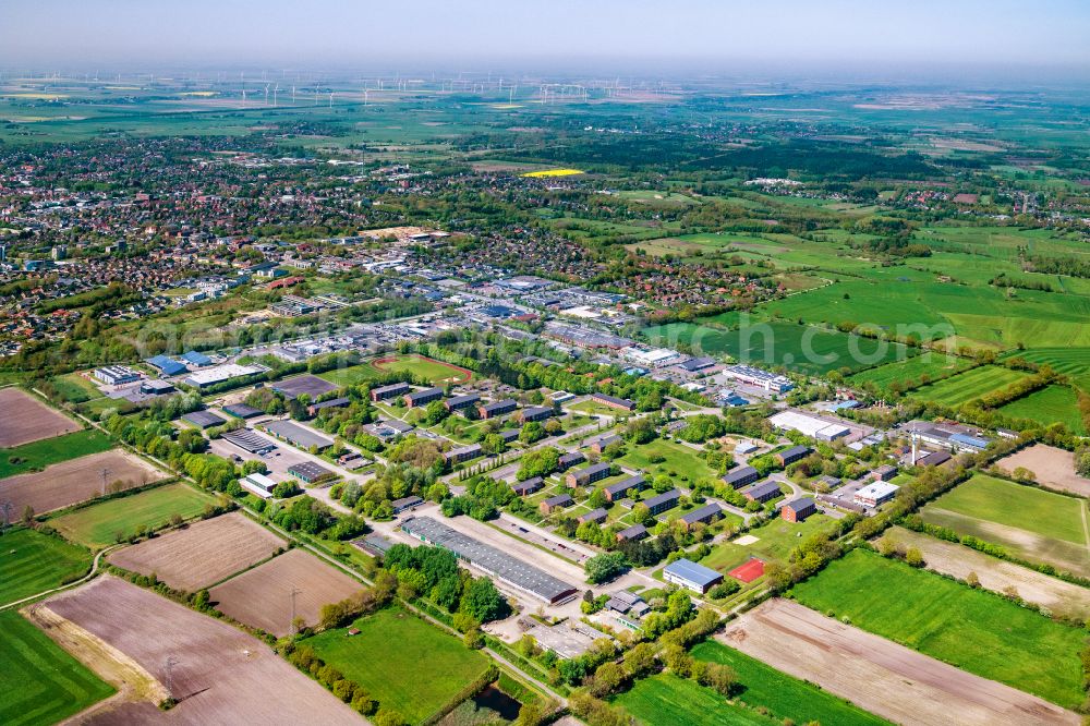 Aerial photograph Heide - Building complex of the German army - Bundeswehr military barracks Heide Wulf Isebrand Kaserne on street Schanzenstrasse in Heide in the state Schleswig-Holstein, Germany