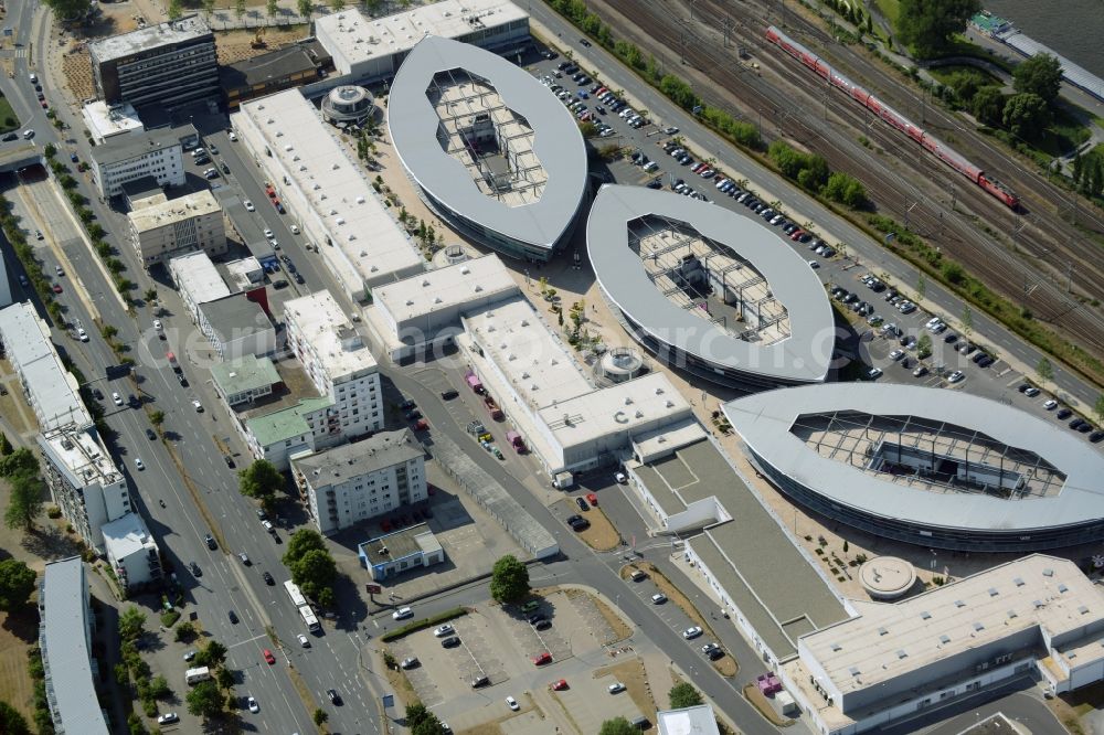 Aerial photograph Wolfsburg - Building complex of the Shopping Mall and Designer Outlet An der Vorburg in Wolfsburg in the state of Lower Saxony. The architectural distinct mall with its oval buildings is located in the North of the town centre of Wolfsburg