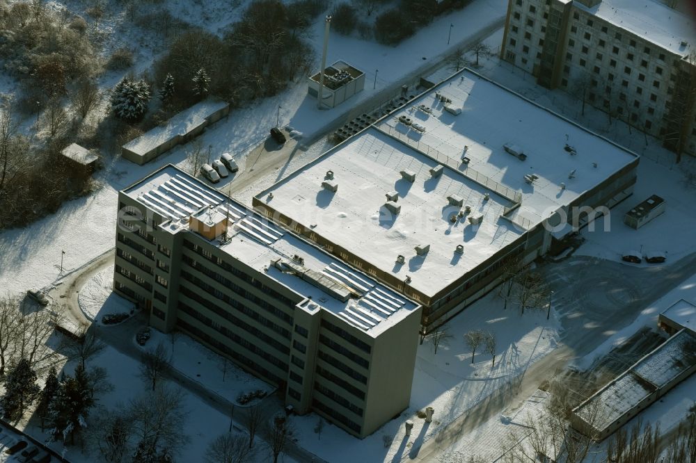 Aerial image Berlin - Winterly snowy building complex Direktion 6 - Abschnitt 62 of the police in Berlin in Germany