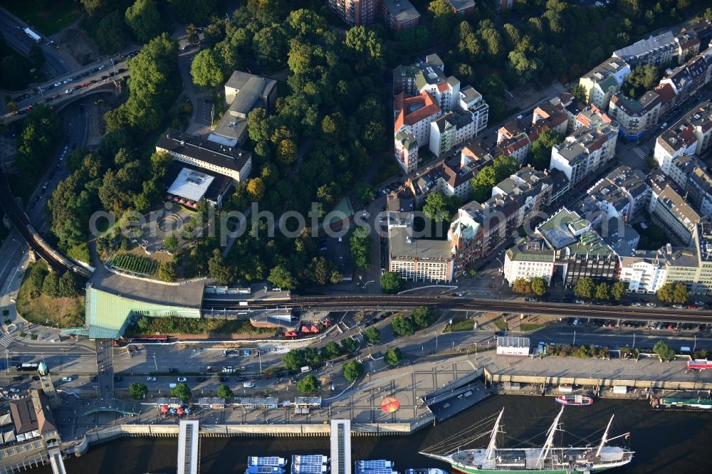 Hamburg from the bird's eye view: Residential area at the underground station landing bridges in Hamburg. In view of the building complex of the DJH Hostel Hamburg Auf dem Stintfang at the Alfred Wegener way