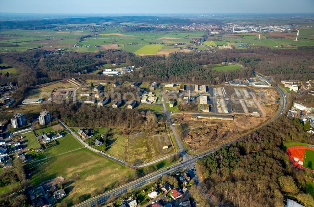 Emmerich am Rhein from above - Building complex of the former Bundeswehr military barracks Moritz von Nassau barracks on the B220 in Emmerich am Rhein in North Rhine-Westphalia