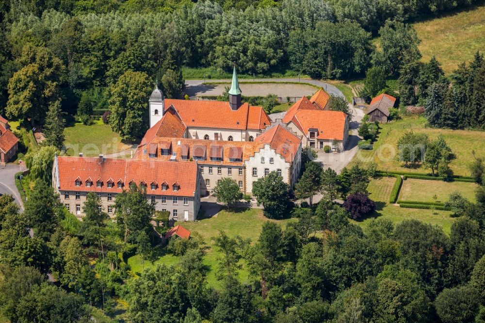 Aerial photograph Warendorf - Building complex of the former Vinnenberg Monastery and today's country inn Zum kuehlen Grunde in Warendorf in the federal state of North Rhine-Westphalia, Germany