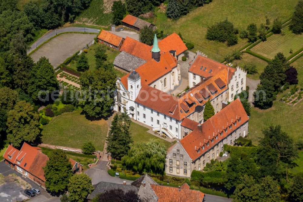 Warendorf from the bird's eye view: Building complex of the former Vinnenberg Monastery and today's country inn Zum kuehlen Grunde in Warendorf in the federal state of North Rhine-Westphalia, Germany