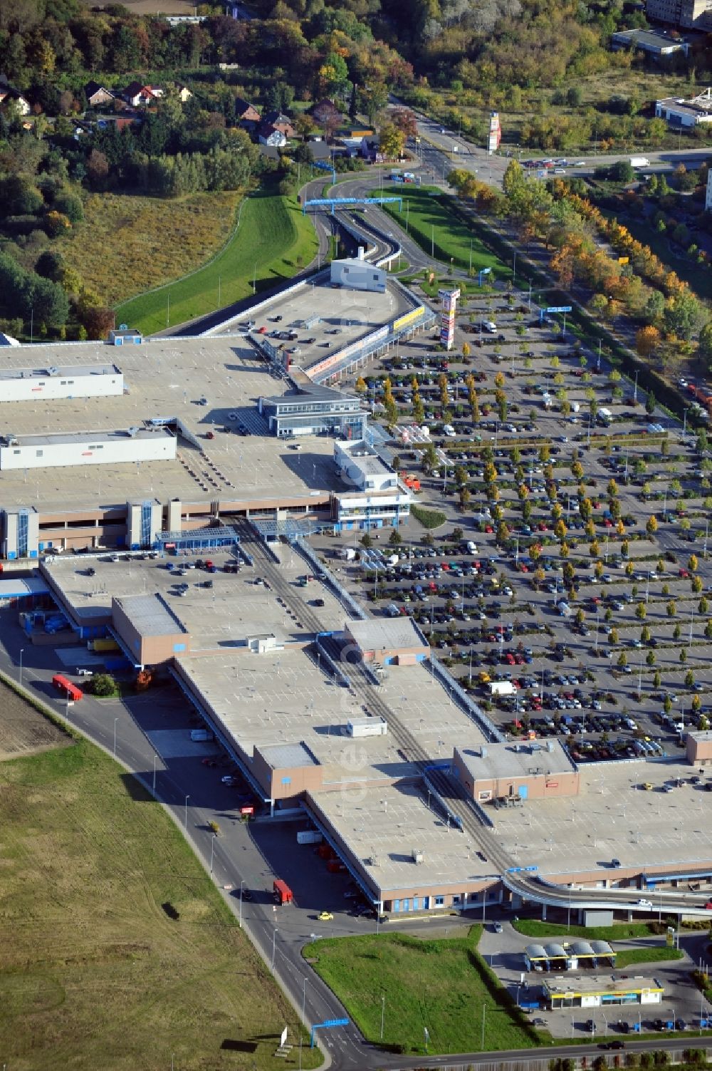 Aerial photograph Ahrensfelde - Building complex of the shopping center KaufPark Eiche der Unibail-Rodamco Germany GmbH in Ahrensfelde in the state Brandenburg