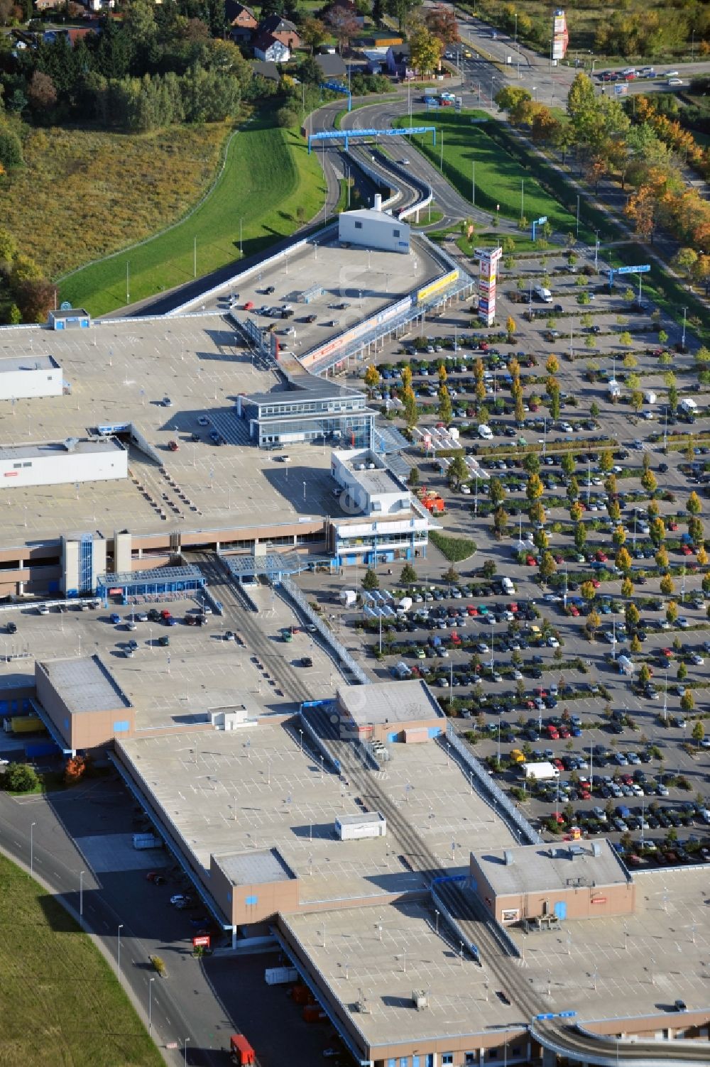 Ahrensfelde from above - Building complex of the shopping center KaufPark Eiche der Unibail-Rodamco Germany GmbH in Ahrensfelde in the state Brandenburg