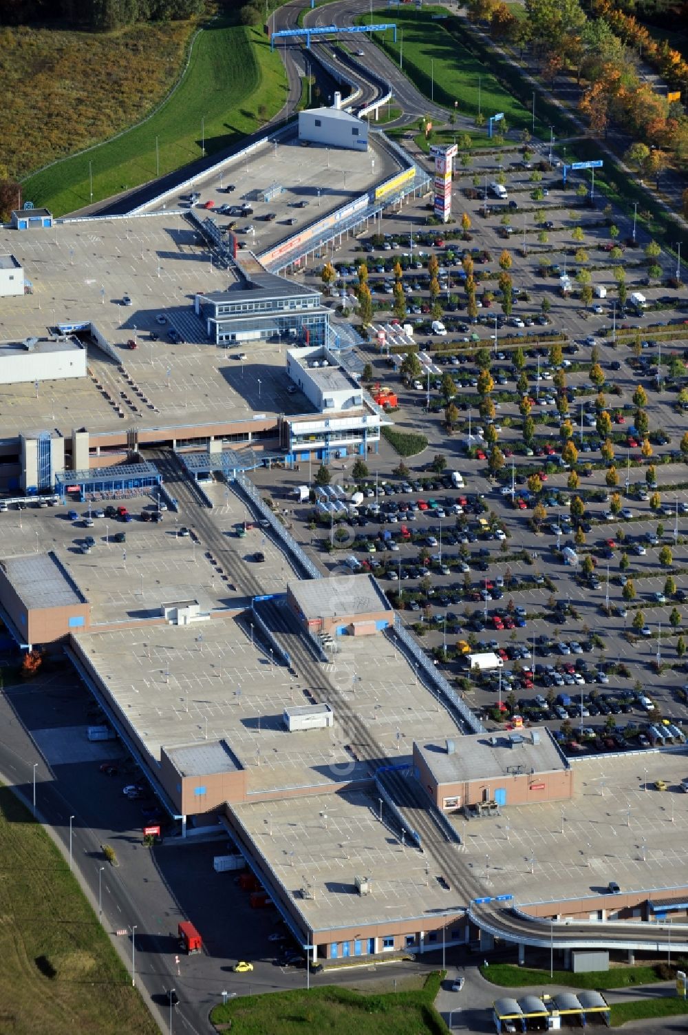 Ahrensfelde from the bird's eye view: Building complex of the shopping center KaufPark Eiche der Unibail-Rodamco Germany GmbH in Ahrensfelde in the state Brandenburg