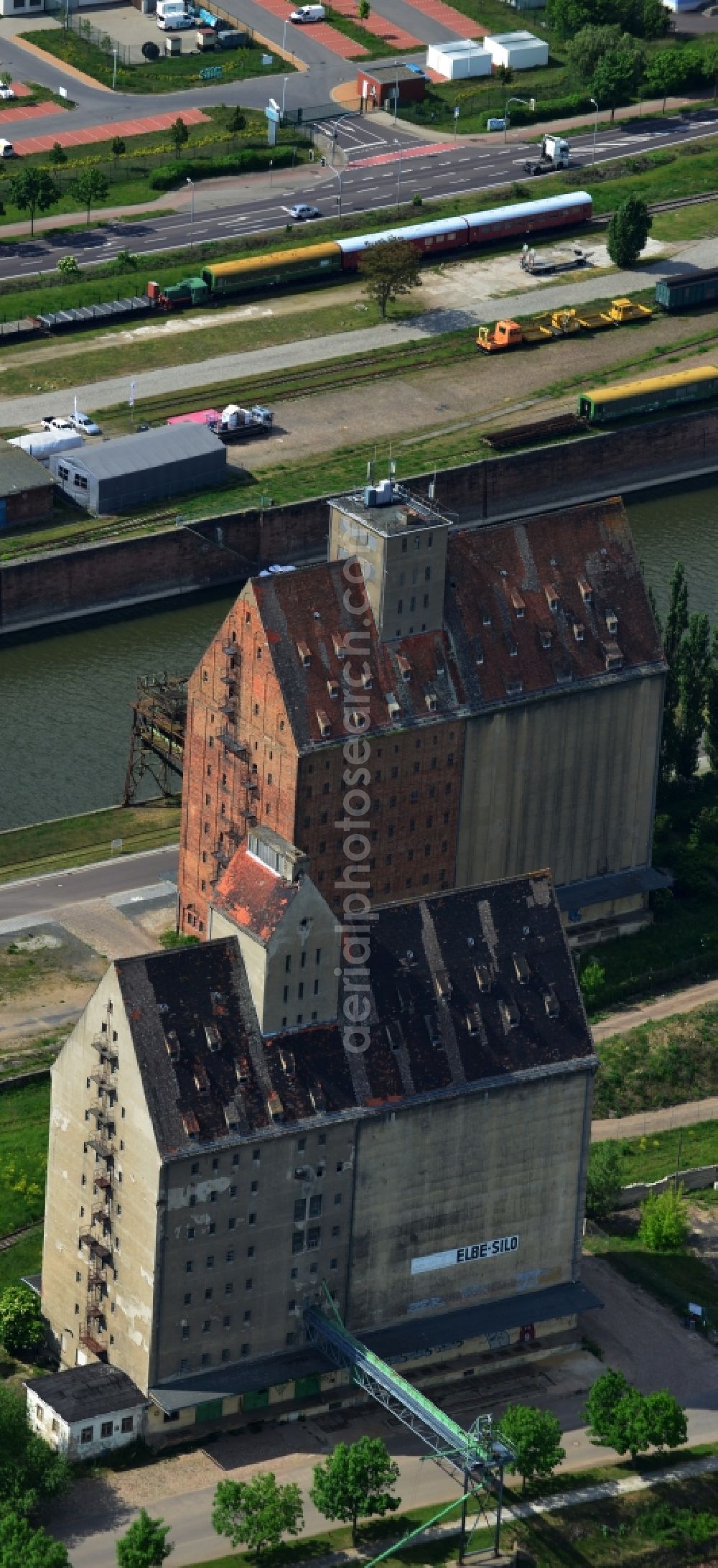 Aerial photograph Magdeburg - Building complex Elbe silo in the former trading port in Magdeburg in Saxony-Anhalt