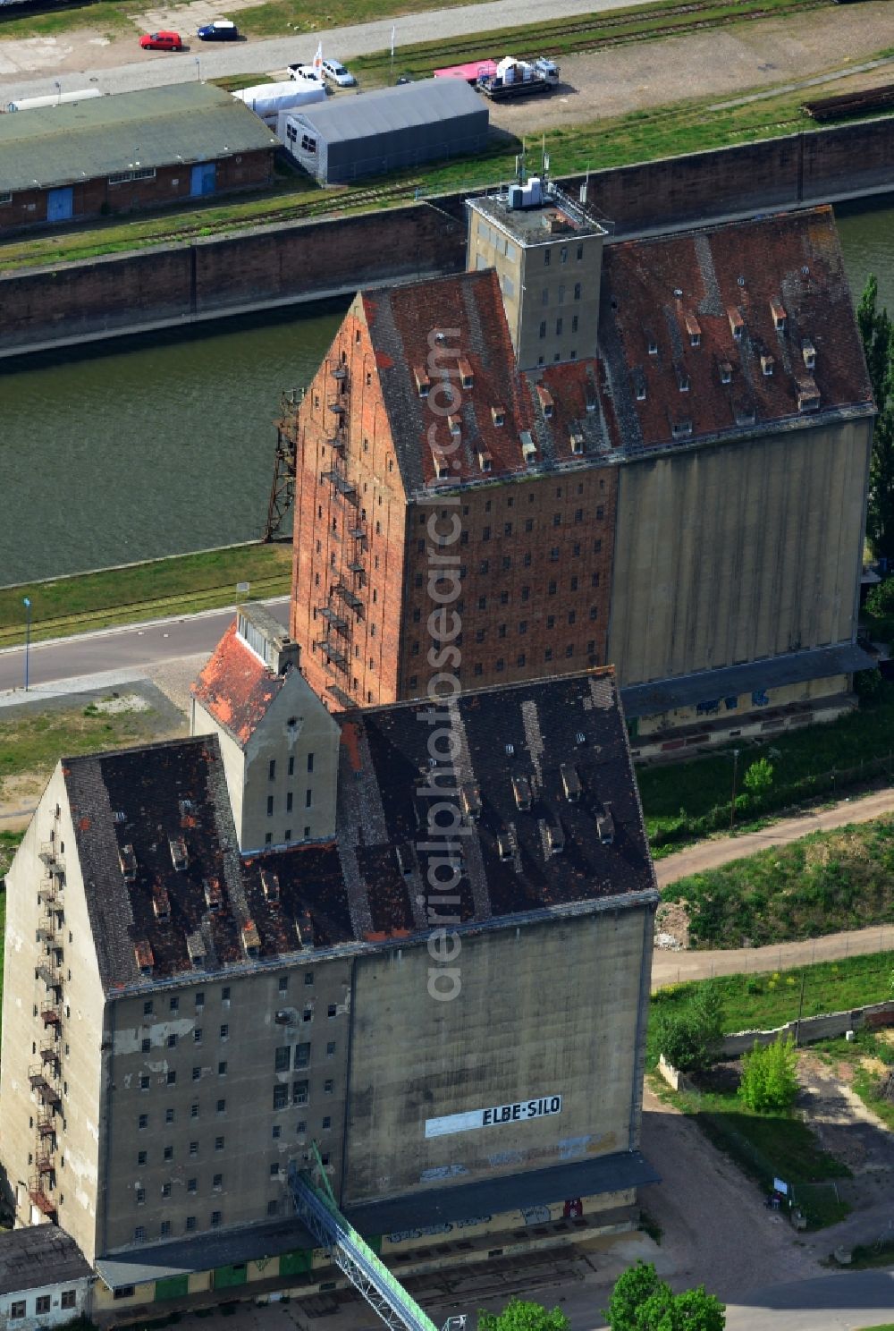 Magdeburg from the bird's eye view: Building complex Elbe silo in the former trading port in Magdeburg in Saxony-Anhalt