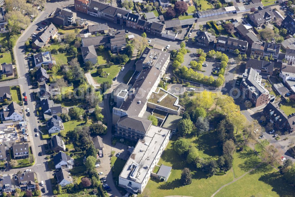 Lank-Latum from the bird's eye view: Building complex of the St. Elisabeth Hospital on Hauptstr. in Meerbusch-Lank-Latum in the federal state of North Rhine-Westphalia, Germany