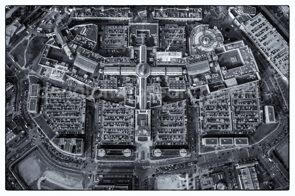 Aerial photograph Oberhausen - Building complex of the shopping mall Centro in Oberhausen in the state of North Rhine-Westphalia. The mall is the heart of the Neue Mitte part of the city and is located on Osterfelder Strasse